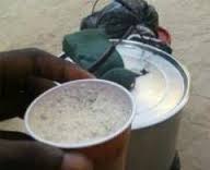 Un vendeur de caf&eacute; avec son fourneau ambulant d'une capacit&eacute; de 8 litres.