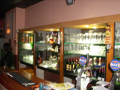 Un restaurant devant une boutique(image d'archives).